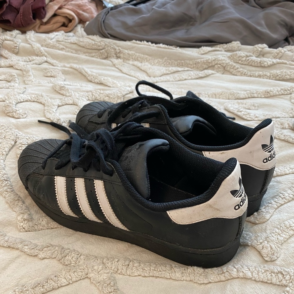 Black adidas tennis shoes